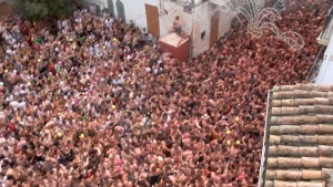 thousands swarm and chuck tomatoes at each other