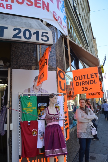 outlet de disfraces de oktoberfest en Múnich para vestidos dirnle y lederhosen de cuero: Dónde comprar un vestido dirndl y pantalones de lederhosen para Oktoberfest en Múnich