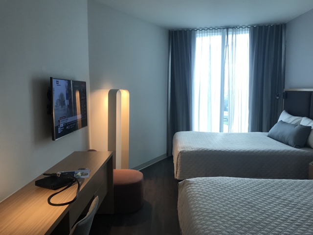 standard queen room at the aventura hotel - The Aventura Hotel at Universal Orlando Review