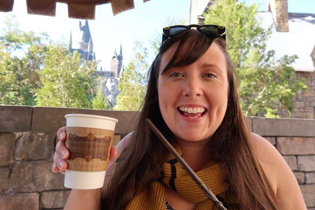 hot butter beer in hogsmeade with hogwarts at Universals Islands of Adventure